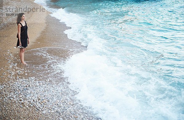 Teenagerin mit Blick vom Strand  Javea  Spanien