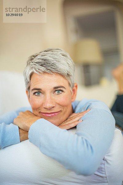 Porträt der schönen reifen Frau mit kurzen grauen Haaren und blauen Augen