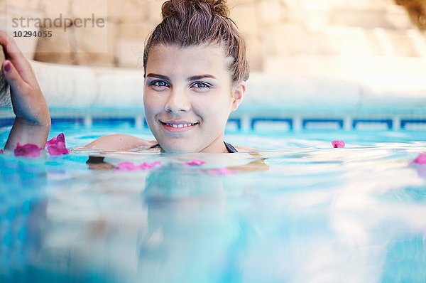 Oberflächliches Porträt eines Mädchens im Schwimmbad