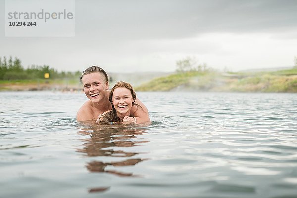 Junges Paar in der Secret Lagoon Therme (Gamla Laugin)  Fludir  Island