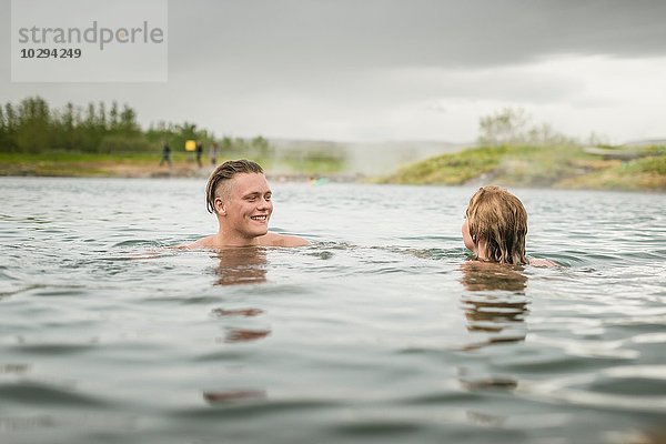 Junges Paar entspannt in der Secret Lagoon Therme (Gamla Laugin)  Fludir  Island