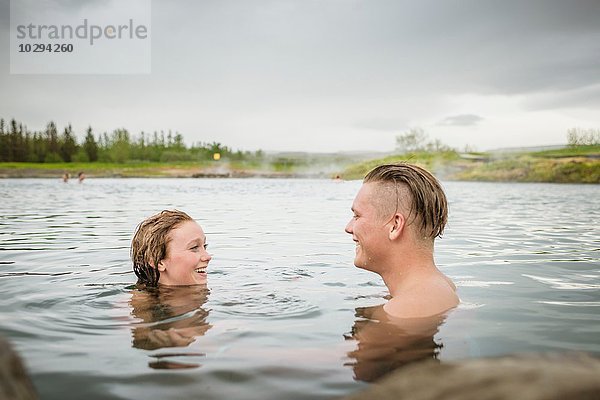 Lächelndes junges Paar entspannt in der Secret Lagoon Therme (Gamla Laugin)  Fludir  Island