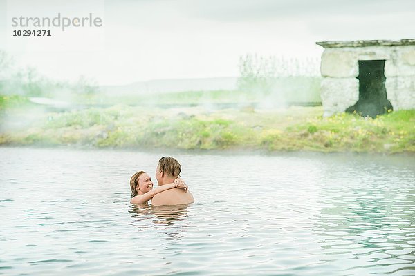 Romantisches junges Paar beim Entspannen in der Secret Lagoon Therme (Gamla Laugin)  Fludir  Island