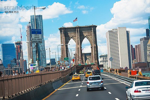 Verkehr über die Brooklyn Bridge  Manhattan  New York  USA