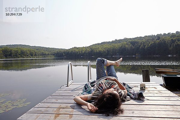 Frau beim Entspannen am Lake Pier  New Milford  Pennsylvania  USA