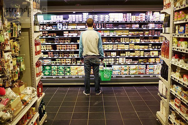 Mann beim Einkaufen im Supermarkt