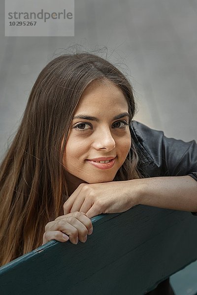 Hochwinkliges Porträt einer jungen Frau mit Blick auf die lächelnde Kamera