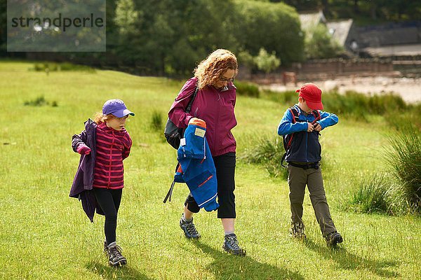 Mutter und Kinder  Wandern  Lake District  Cumbria  UK