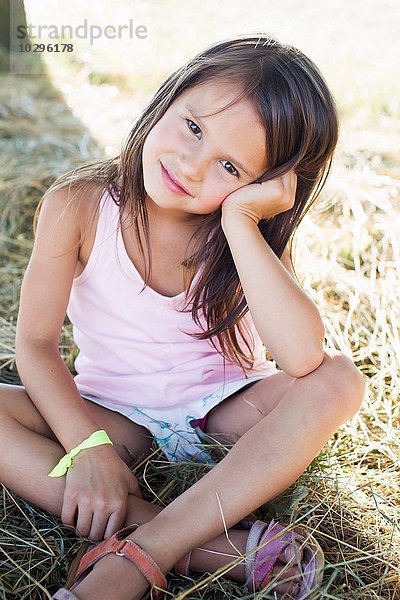 Porträt eines Mädchens auf Gras im Park