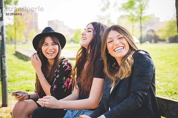Porträt von drei jungen Freundinnen beim Lachen im Park