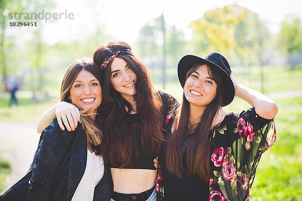 Porträt von drei stilvollen jungen Freundinnen im Park