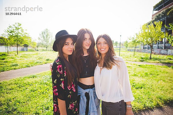 Porträt von drei jungen Freundinnen im Park