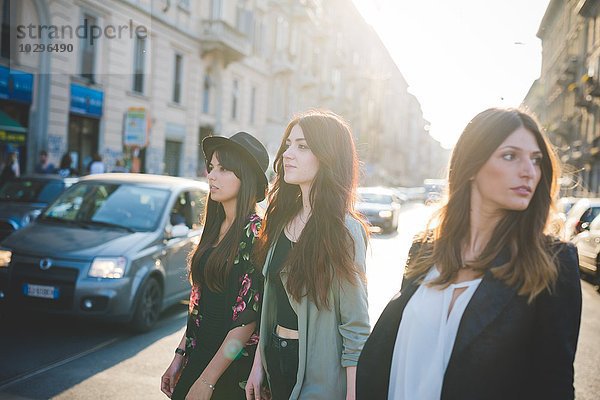 Drei junge Frauen schlendern durch die Stadt