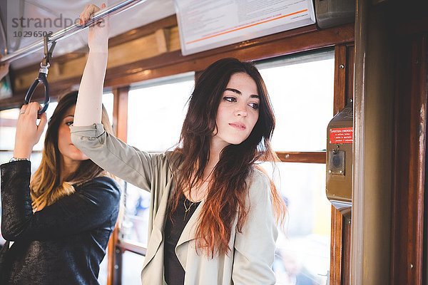 Zwei junge Frauen  die mit der Stadtbahn fahren