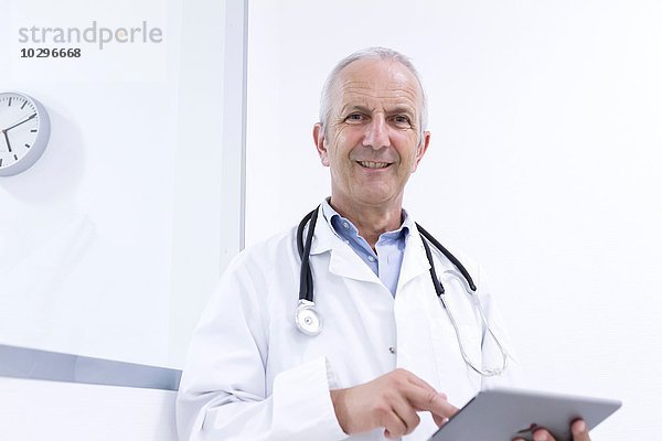 Portrait des männlichen Arztes mit digitalem Tablett