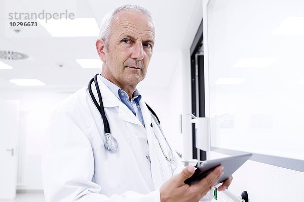 Portrait eines männlichen Arztes mit digitalem Tablett
