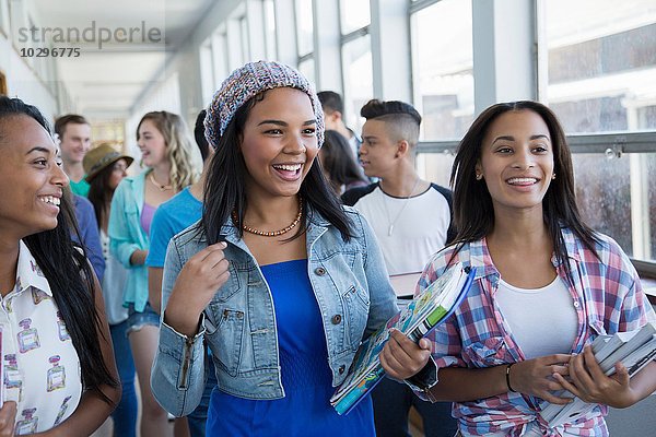 Studenten  die den Flur hinuntergehen  plaudern