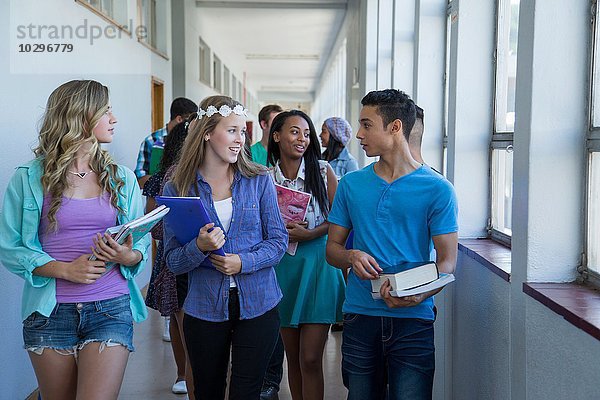 Studenten  die den Flur hinuntergehen  plaudern