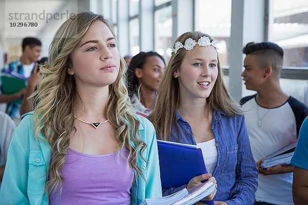 Studenten  die den Flur hinuntergehen  plaudern