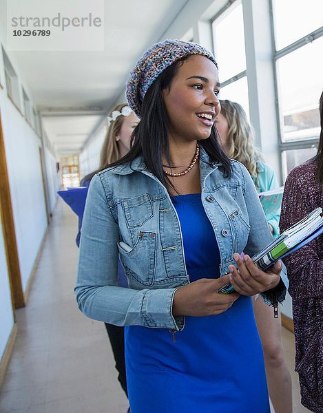 Studenten  die den Flur hinuntergehen  plaudern