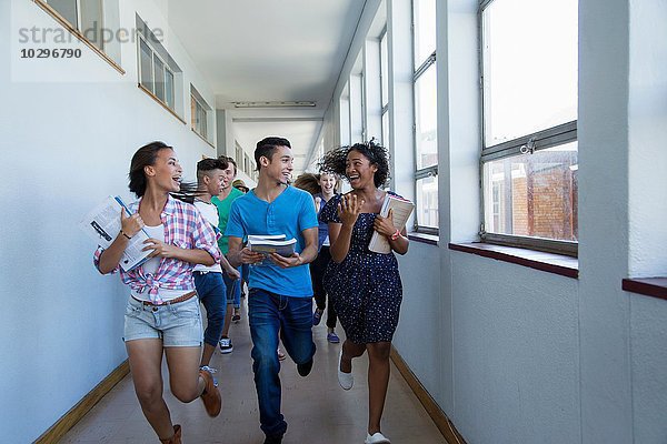 Schüler rennen den Flur hinunter  lachend