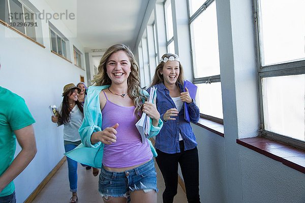 Schüler rennen den Flur hinunter  lachend