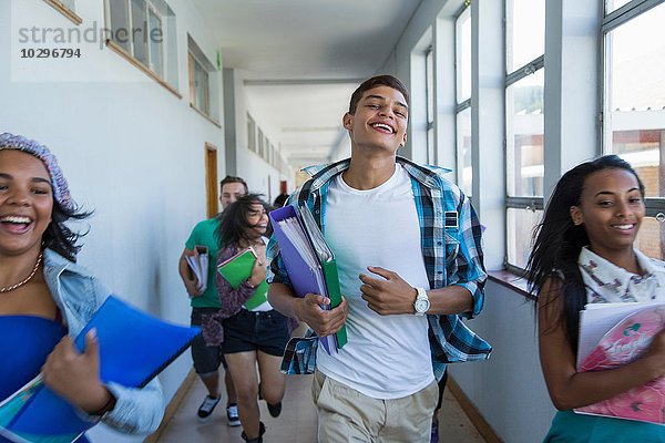 Schüler rennen den Flur hinunter  lachend