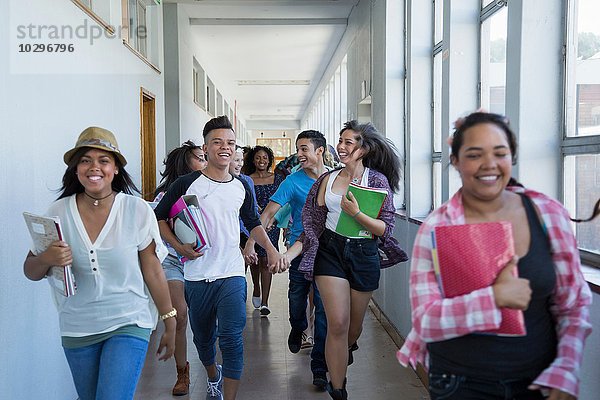 Schüler rennen den Flur hinunter  lachend