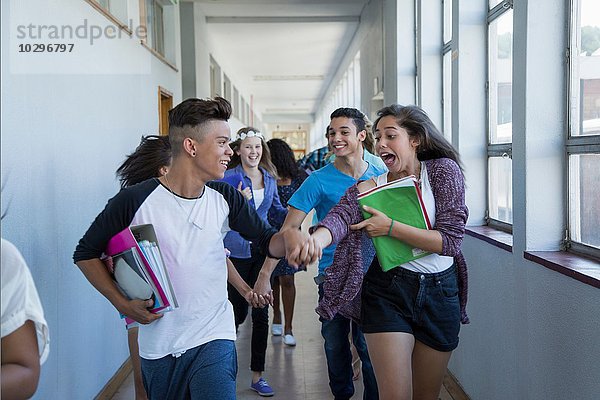 Schüler rennen den Flur hinunter  lachend