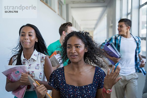 Schüler rennen den Flur hinunter  lachend