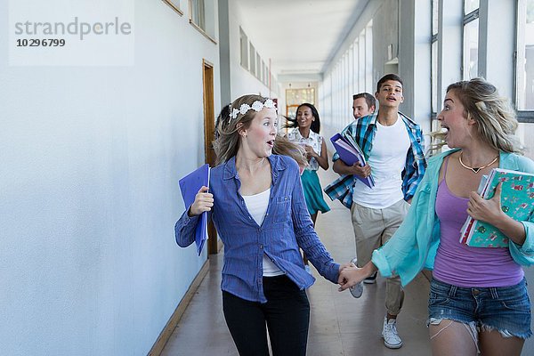 Schüler rennen den Flur hinunter  lachend