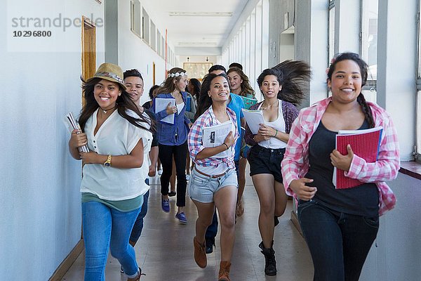 Schüler rennen den Flur hinunter  lachend