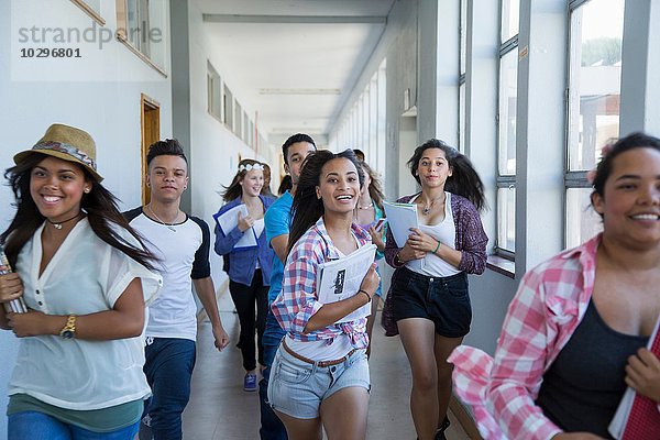 Schüler rennen den Flur hinunter  lachend