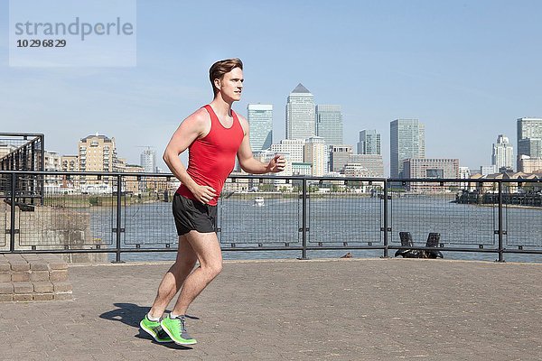 Läufer joggen am Wasser  Wapping  London