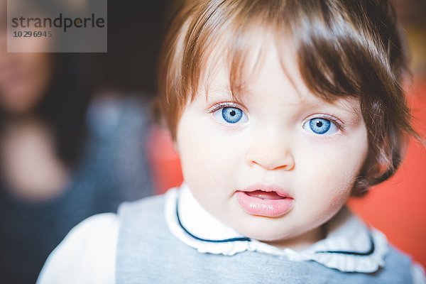 Nahaufnahme des weiblichen Kleinkindes mit blauen Augen