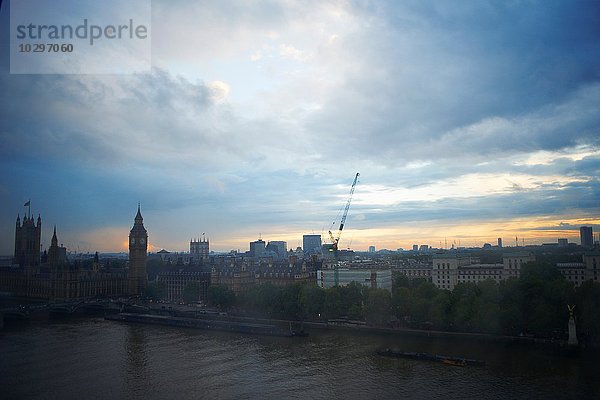 Erhöhte Ansicht der Thames und Westminster Palast im Morgengrauen  London  England  Großbritannien
