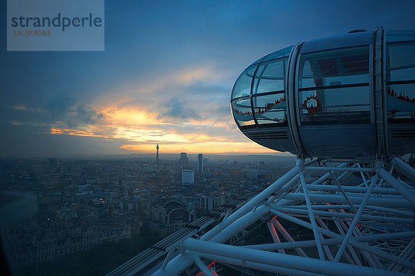 High Angle View der Skyline der Stadt von London Eye in der Morgendämmerung  London  England  UK