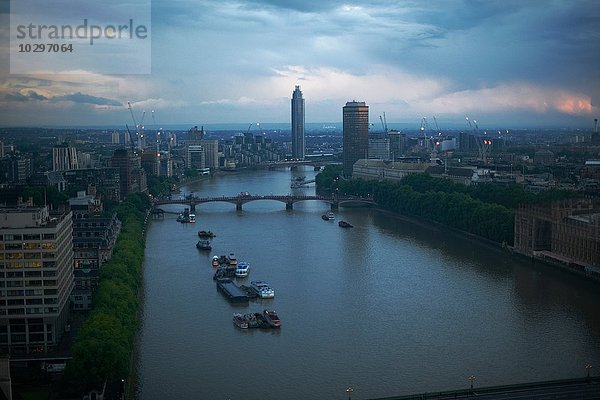Erhöhte Ansicht der Fluss Themse im Morgengrauen  London  England  Großbritannien