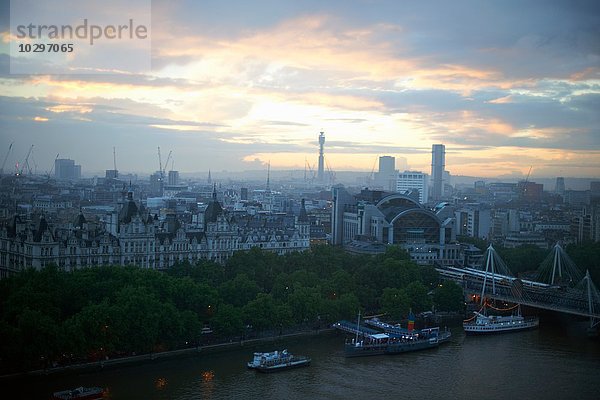 Erhöhte Ansicht der Fluss Themse und Uferpromenade im Morgengrauen  London  England  Großbritannien