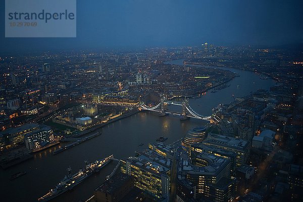 Luft-Stadtbild der Themse und Tower-Brücke in der Nacht  London  England  UK