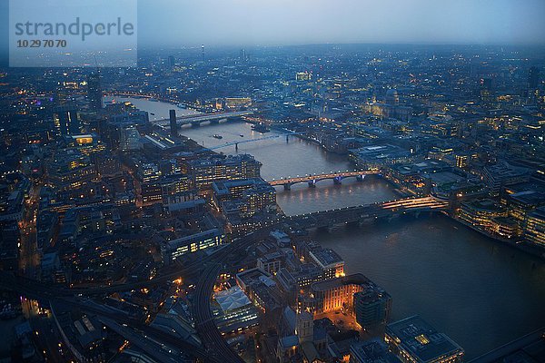 Luftbild der Fluss Themse und Brücken im Morgengrauen  London  England  Großbritannien