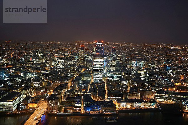 High Angle Stadtbild der Themse und Stadt Lichter in der Nacht  London  England  UK