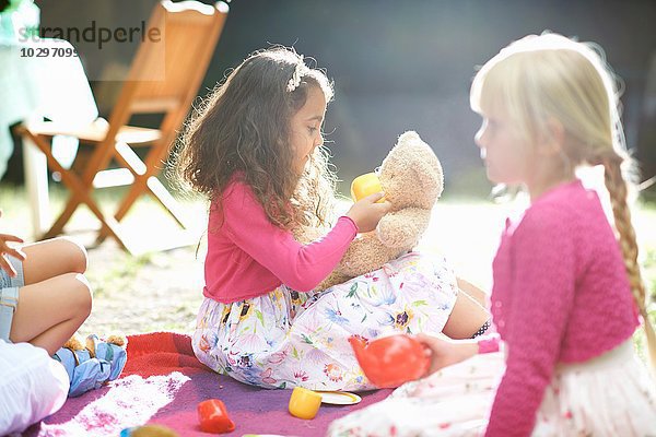 Mädchen beim Picknick auf der Gartengeburtstagsparty