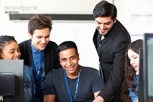 Gruppe von Studenten im Computer-Klassenzimmer