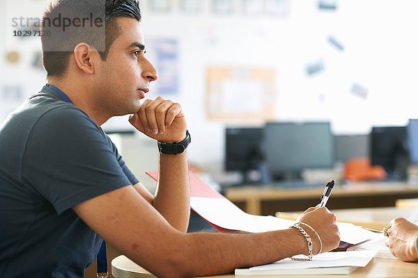 Männlicher Schüler mit Klassenzimmer-Tutorial