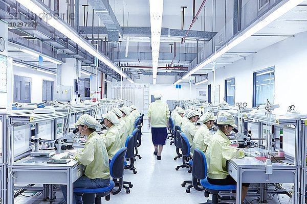 Supervisor  der die Qualitätskontrolle im Werk überwacht und flexible elektronische Leiterplatten herstellt. Das Werk befindet sich im Süden Chinas  in Zhuhai  Provinz Guangdong.