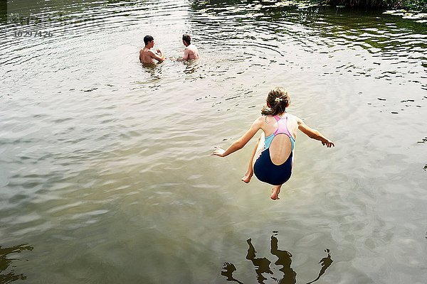 Rückansicht des in den See springenden Mädchens