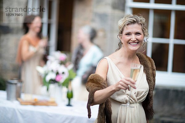 Elegante reife Frauen genießen Champagner im Stadtgarten