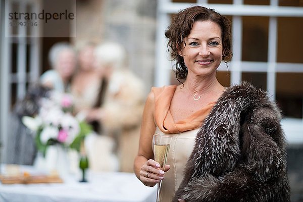 Elegante reife Frauen genießen Champagner im Stadtgarten