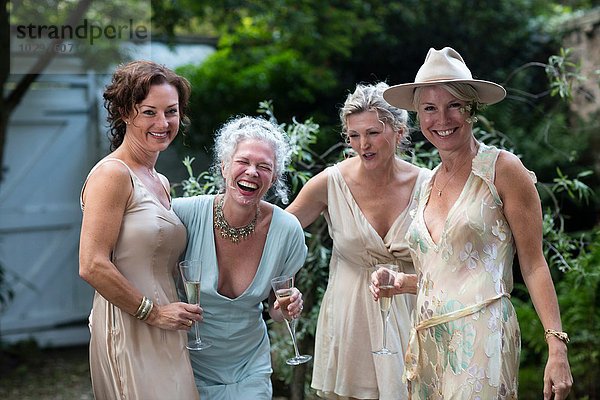 Elegante reife Frauen genießen Champagner im Stadtgarten